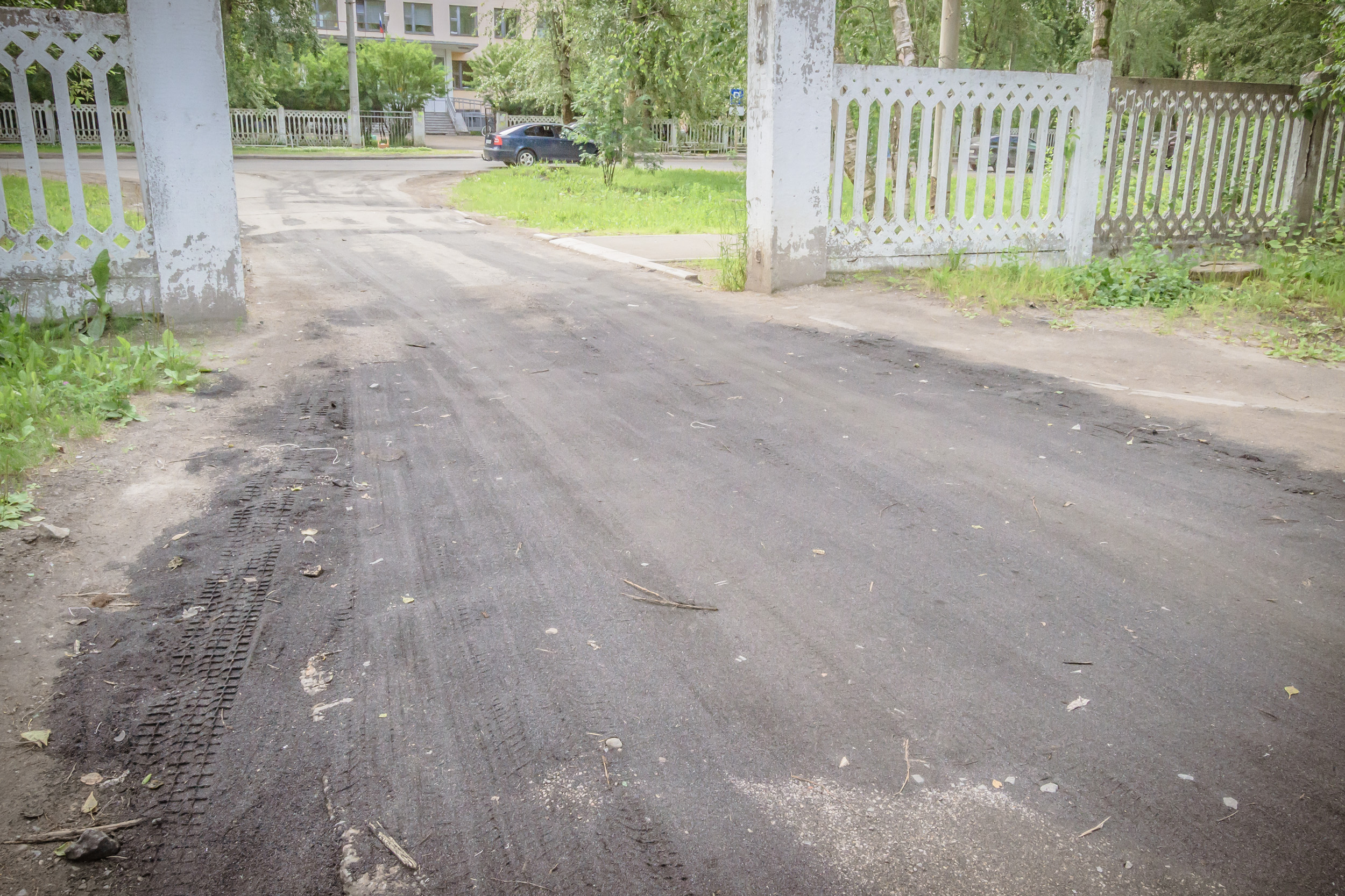 У женской консультации в Северодвинске отсыпали дорогу